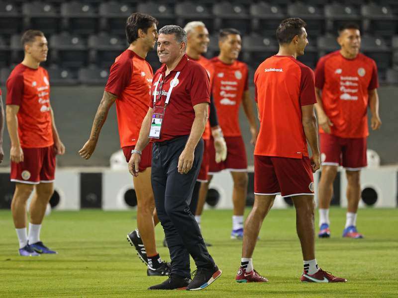 Luis Fernando Suárez (centro), el técnico colombiano de la selección de Costa Rica.