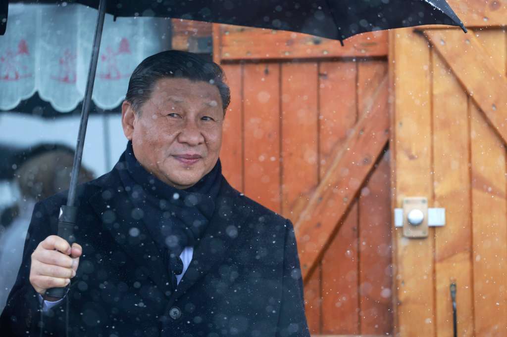 Tourmalet Pass (France), 07/05/2024.- Chinese President Xi Jinping holds an umbrella outside a restaurant at the Tourmalet Pass in the Pyrenees moutains, France, 07 May 2024. The French president is hosting China'Äôs leader at a remote mountain pass in the Pyrenees for private meetings, after a high-stakes state visit in Paris dominated by trade disputes and Russia'Äôs war in Ukraine. Macron made a point of inviting Xi Jinping to the Tourmalet Pass near the Spanish border, where Macron spent time as a child visiting his grandmother. (Francia, Rusia, Ucrania) EFE/EPA/Aurelien Morissard / POOL MAXPPP OUT
