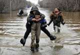 Más de cien mil personas evacuadas por inundaciones en Rusia y Kazajistán