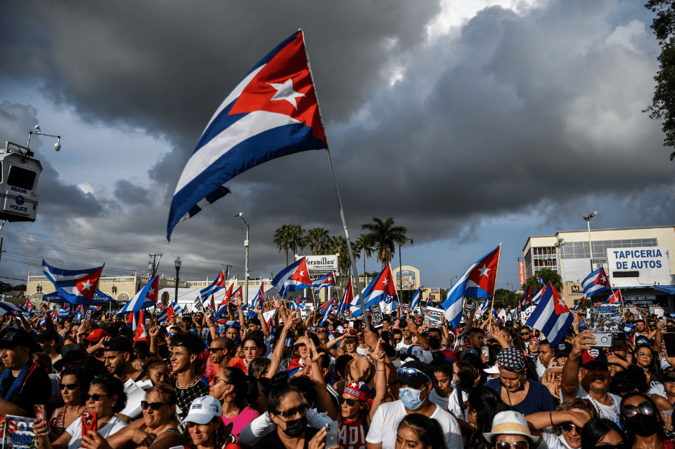Un grupo de personas demuestra su apoyo a las protestas en Cuba desde Miami (Estados Unidos).|