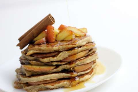 Prueba esta receta de pancakes de manzana y avena sin harina