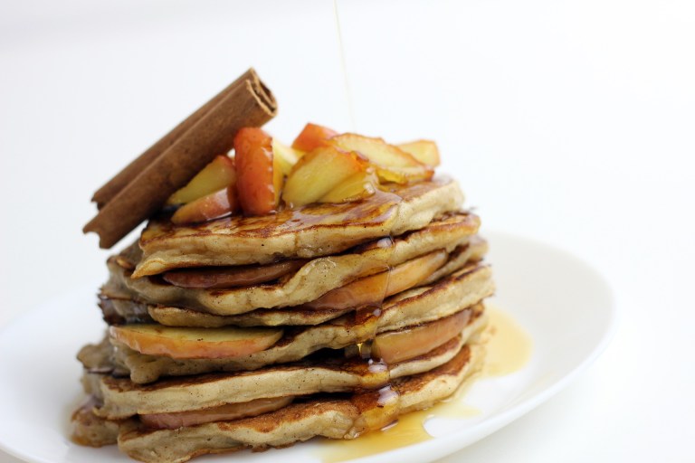 Prueba esta receta de pancakes de manzana y avena sin harina