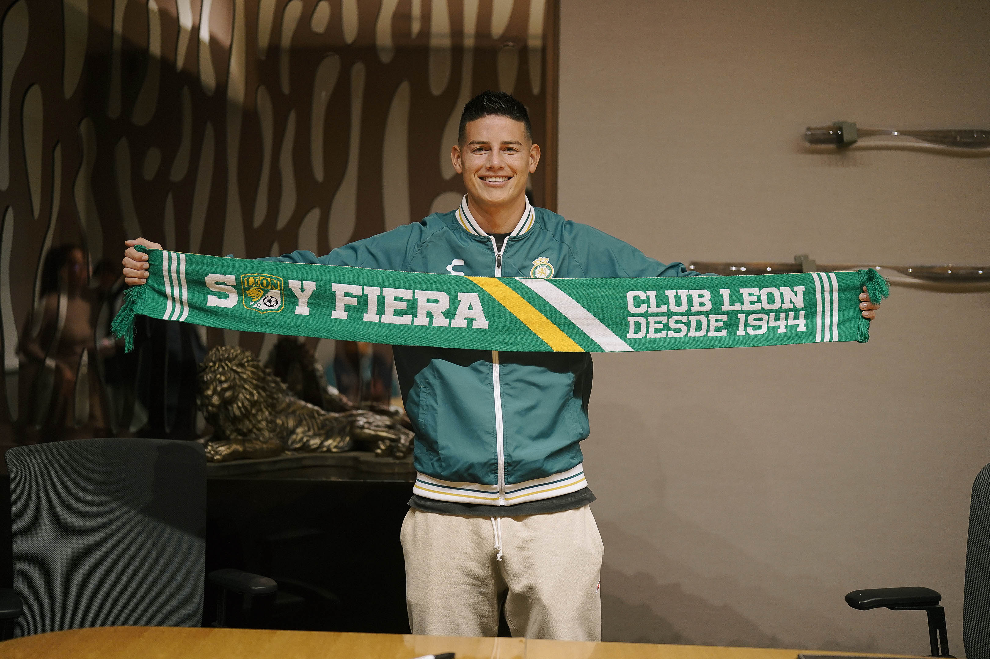 El club León de México oficializó este lunes la contratación del volante colombiano James Rodríguez.