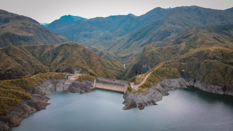 El bombardeo de nubes que devolvió el agua a los embalses de Bogotá hace 40 años