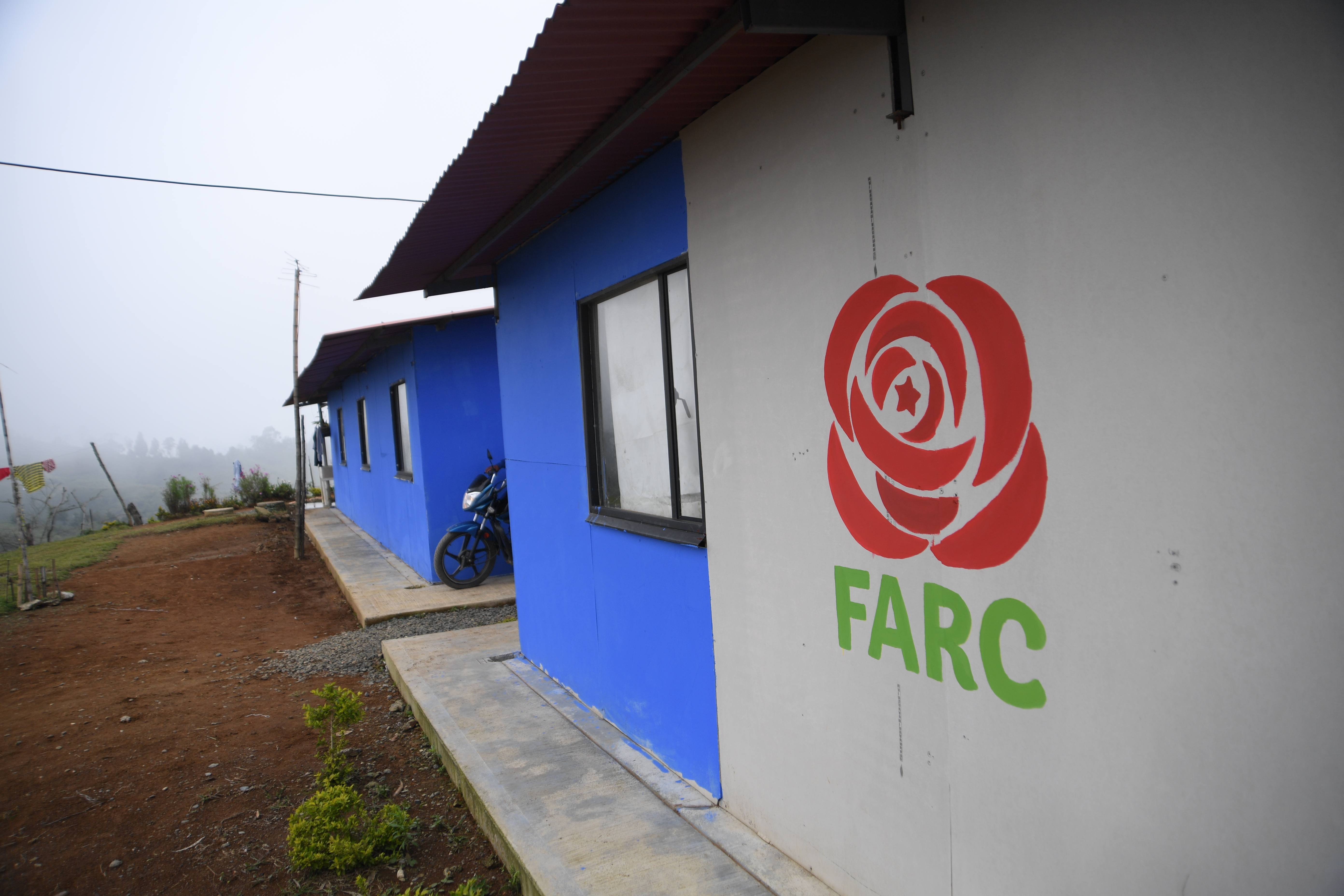 119 personas entre indígenas nasa y excombatientes de las Farc terminaron con éxito sus estudios en labores de aguacate hass, tomate de árbol, piscicultura y elaboración de artesanía, en esta vereda.