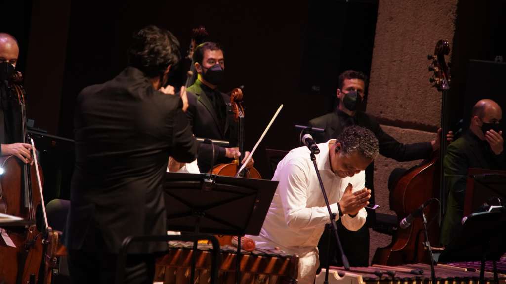 El director invitado para el concierto con la Sinfónica de Colombia y el Grupo Bahía fue el colombiano Juan Pablo Valencia. Hugo Candelario, director del Grupo Bahía, estuvo a cargo de la marimba.