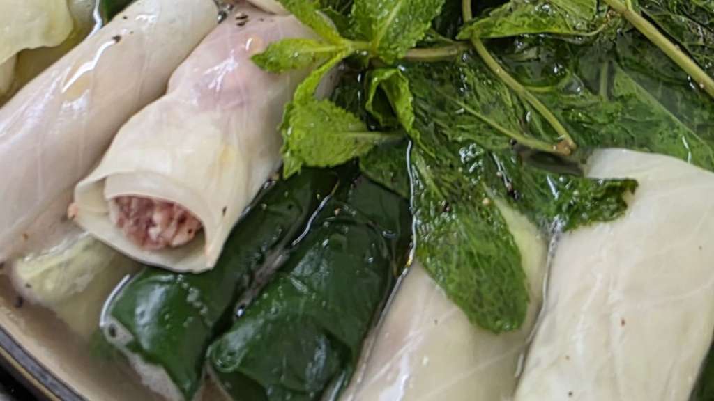 El fin de semana pasado hicimos en familia unos deliciosos indios de repollo y acelga que luego cocinamos en agua, limón y aceite de oliva. ¡Qué delicia las tradiciones familiares!