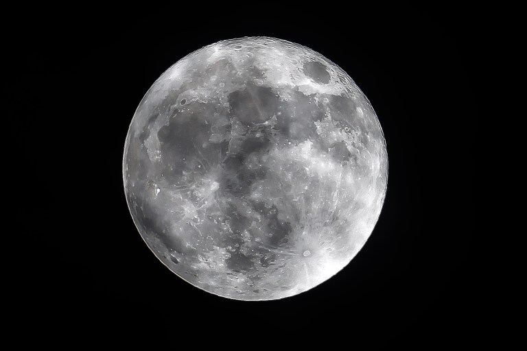 AME1917. SANTA LUCÍA (HONDURAS), 19/08/2024.- Fotografía de la luna llena, la superluna este lunes en Santa Lucía (Honduras). La superluna, la primera de 2024, es un fenómeno que ocurre cuando la luna llena coincide con el momento en que esta se encuentra en el perigeo, el punto de su órbita más cercano a la Tierra EFE/ Gustavo Amador
