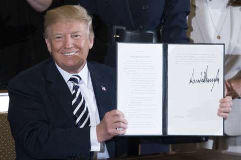¿Qué significado oculta la firma de Trump?
