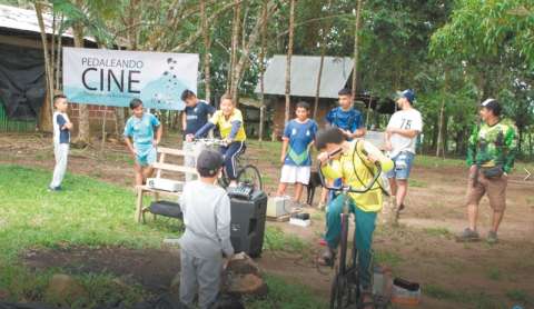 El proyecto que con bicicletas lleva electricidad y cine a zonas rurales