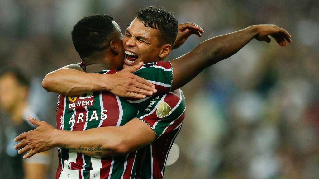 -FOTODELDÍA- AMDEP4797. RÍO DE JANEIRO (BRASIL), 20/08/2024.-Jhon Arias (i) y Thiago Silva de Fluminense celebran este martes, al final del partido de vuelta de octavos de final de la Copa Libertadores entre Fluminense y Gremio en el estadio Maracaná en Río de Janeiro (Brasil). EFE/ André Coelho