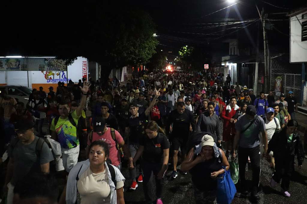 MEX9384. TAPACHULA (MÉXICO), 12/01/2025.- Migrantes dan inicio a una caravana que se dirige a la frontera norte de México este domingo, en el municipio de Tapachula en Chiapas (México). Cientos de migrantes partieron en una nueva caravana que tiene como primer punto la Ciudad de México, y que busca llegar a Estados Unidos, a una semana de la llegada al poder de Donald Trump, quien asumirá la presidencia el 20 de enero y ha amenazado que llevará a cabo una deportación masiva de migrantes. EFE/ Juan Manuel Blanco