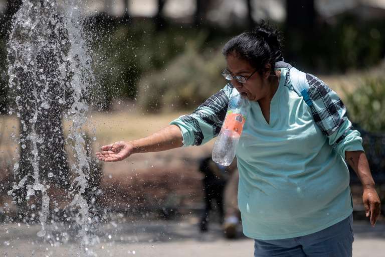 MEX4917. CIUDAD DE MÉXICO (MÉXICO), 18/04/2024.- Una persona se refresca en la fuente de la explanada del Monumento a la Revolución este jueves, en la Ciudad de México (México). Las autoridades del Instituto de Ciencias de la Atmósfera y Cambio Climático de la Universidad Nacional Autónoma de México (UNAM) destacan que los adultos mayores y los niños son los grupos de población más vulnerables al aumento de la temperatura. Por este motivo, hacen un llamado a tomar las medidas necesarias para prevenir golpes de calor. EFE/Isaac Esquivel