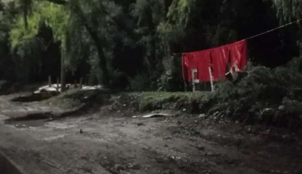 La madrugada del viernes 14 de febrero se halló una bandera alusiva al ELN en la autopista norte con calle 222. Tras el hallazgo, las autoridades acordonaron la zona ante la posible presencia de un explosivo, amenaza que fue descartada. La Policía señaló que puede tratarse de grupos de delincuencia común que buscan generar temor y descartó la presencia del grupo armado en la capital del país.