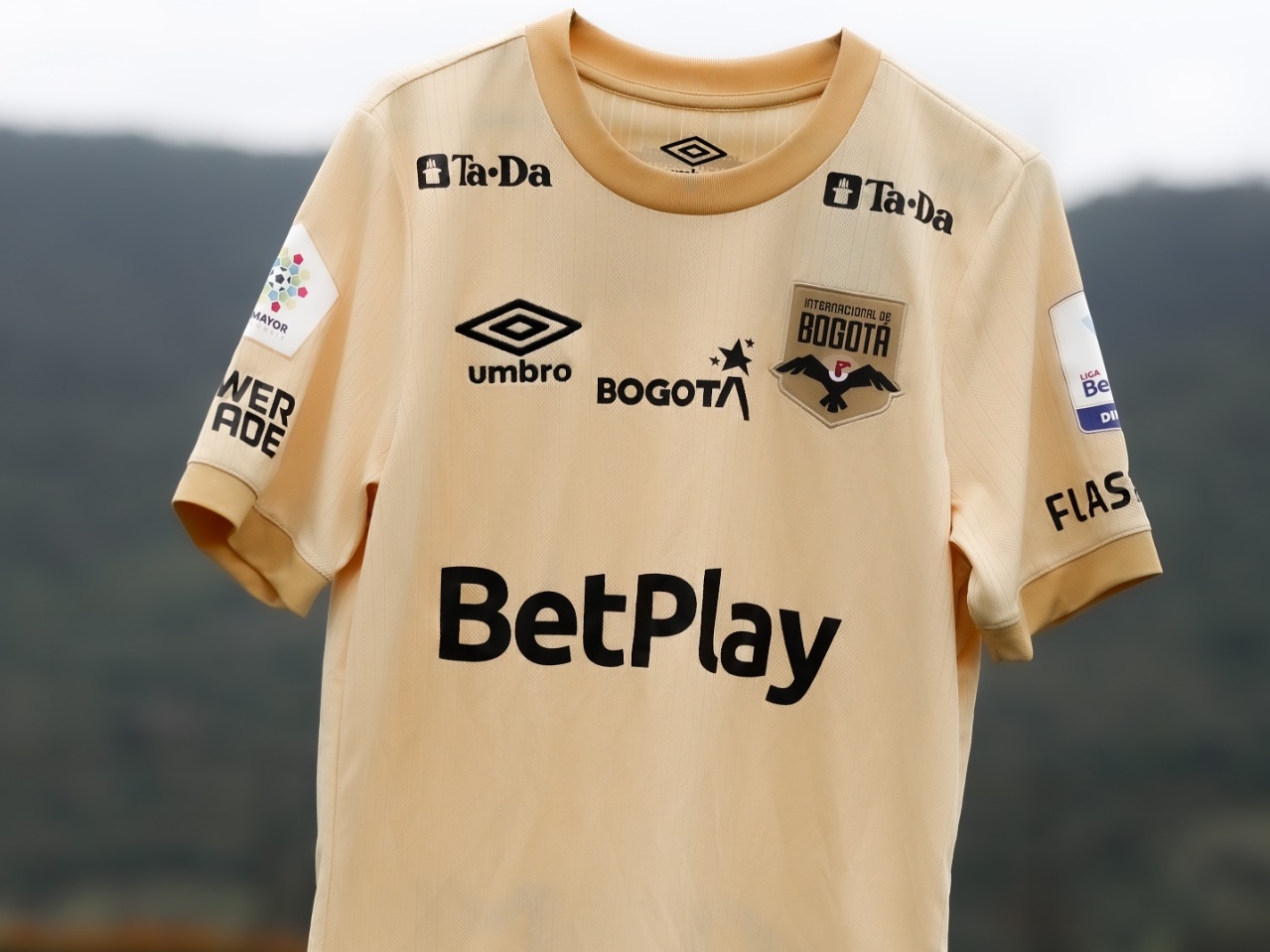 Umbro es la marca que le proporcionó a Internacional de Bogotá su primera camiseta en la historia del club capitalino.