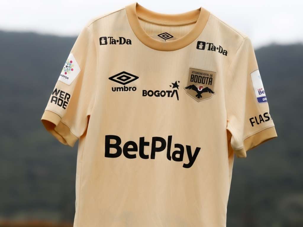 Umbro es la marca que le proporcionó a Internacional de Bogotá su primera camiseta en la historia del club capitalino.