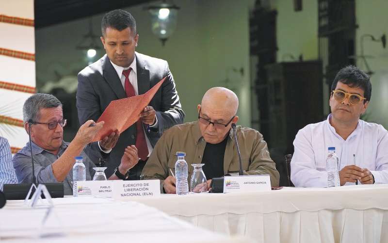 Pablo Beltrán y Antonio García, jefes del Eln, y Danilo Rueda (der.), comisionado de Paz, en Caracas. / AP