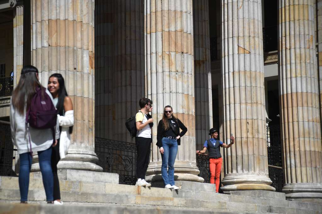 Retiro de las rejas y vallas que protegían las escalinatas del Capitolio Nacional y que limitaban el acceso al edificio nuevo del Congreso.