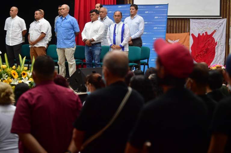 “Me quedaron sonando algunas palabras que ayer dijo Néstor Gutiérrez. Él dijo que los militares eran presionados por un Gobierno para dar resultados. ¿Qué resultados? ¿Quiénes pedían esos resultados? Acá no he visto al señor Zorrilla, al señor Padilla, a Mario Montoya -que no nos ha dicho verdades-. Queremos que se complete la verdad”, reiteró Idalí Garcerá a los militares comparecientes.