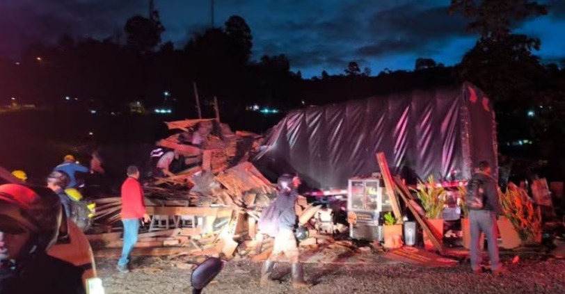 El restaurante donde terminó uno de los camiones resultó destruido.