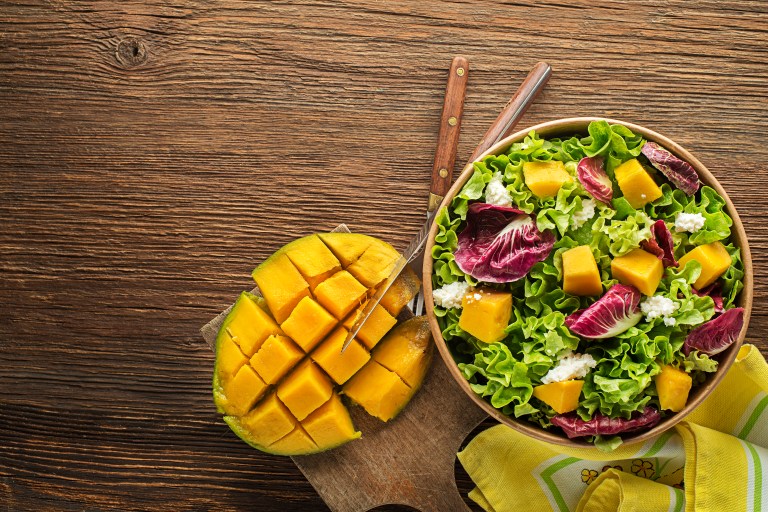 Ensalada tropical para acompañar tus mejores comidas