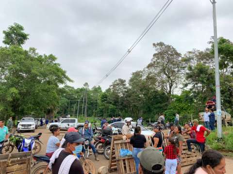 Campesinos protestan por mejores condiciones en las vías de Yondó, en Antioquia,