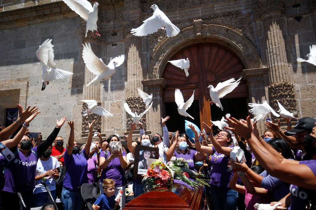MEX9074. ZAPOPAN (MÉXICO), 21/07/2022.- Familiares y amigos liberan palomas blancas durante una misa en nombre de Luz Raquel Padilla, quien murió el martes pasado luego de que un sujeto la agredió, la roció con alcohol y después la quemó viva, hoy, en la Basílica de Zapopan, en Zapopan (México). Luz Raquel, de 35 años, fue agredida el pasado sábado en un parque de la colonia (barrio) Arcos, del municipio de Zapopan, por un vecino a quien, de acuerdo con las versiones, le molestaban los ruidos que hacía su hijo cuando sufría crisis por el autismo que padece. EFE/ Francisco Guasco