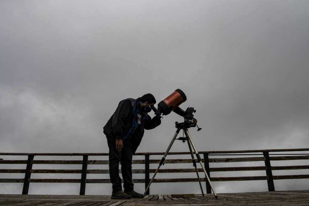 Astrónomos aficionados y profesionales se preparan en todo el mundo para ver la conjunción de Júpiter y Saturno.