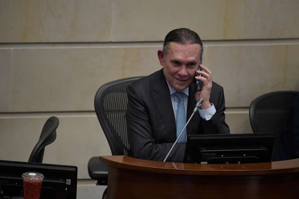 Senador en plenaria, en la que fue archivado con 55 votos por el “sí” y 29 por el “no”, el proyecto de acto legislativo que buscaba permitir el transfuguismo