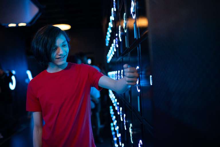 La experiencia digital se vive en cada momento, contando con lockers construidos exclusivamente para esta aventura.