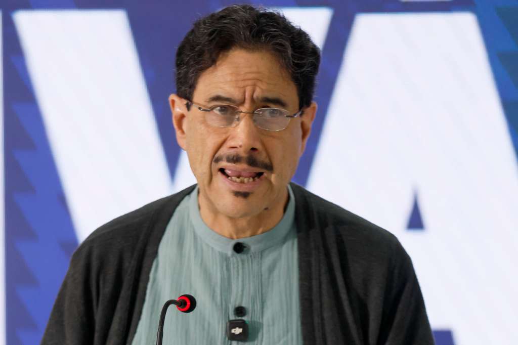 AME3320. BOGOTÁ (COLOMBIA), 22/06/2026.- El candidato a la Presidencia de Colombia del partido oficialista Pacto Histórico, Iván Cepeda, habla en una rueda de prensa tras la segunda vuelta de las elecciones presidenciales este lunes, en Bogotá (Colombia). EFE/ Carlos Ortega