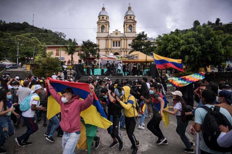 Con cánticos, baile y fiesta manifestaron sus reclamos.