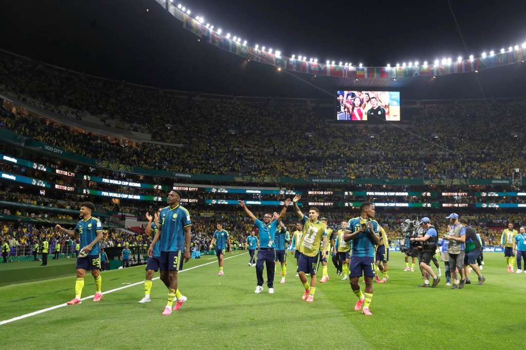 GR4212. CIUDAD DE MÉXICO (MÉXICO), 17/06/2026.- Jugadores de Colombia saludan este miércoles, al final de un partido del grupo K del Mundial de la FIFA 2026 entre Uzbekistán y Colombia, en el estadio Azteca en Ciudad de México (México). EFE/ Isaac Esquivel