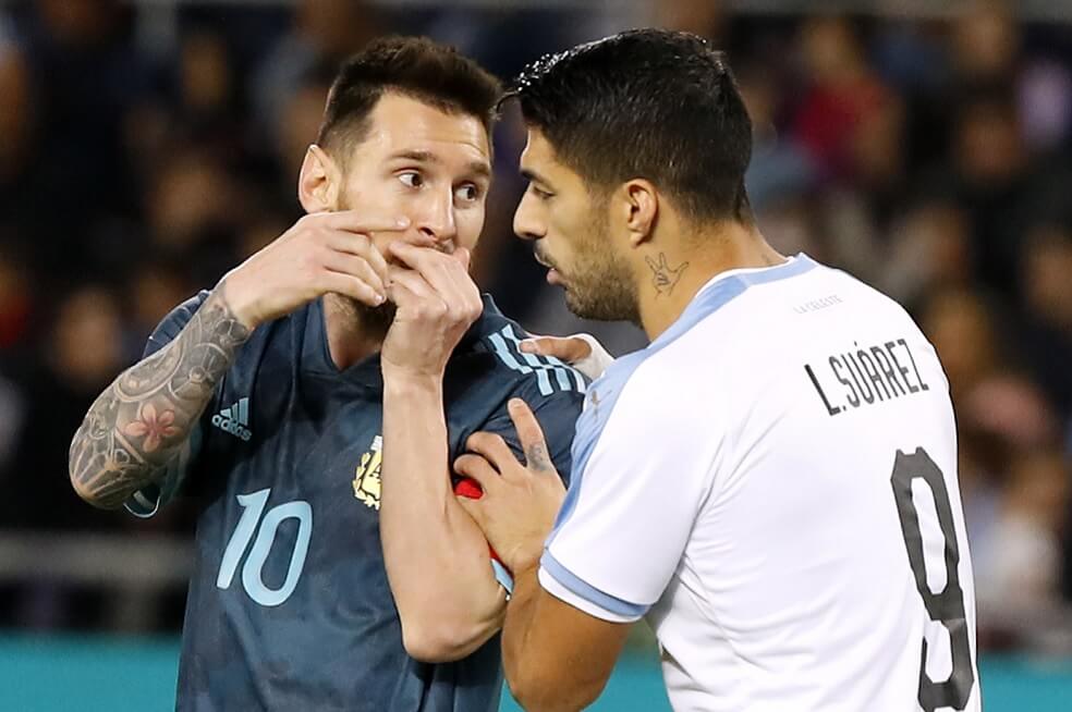 Messi y Suárez se encontraron en un amistoso con sus selecciones esta semana. El primero, bueno, es y sigue siendo Messi. El segundo, hace rato que de Suárez el Barcelona solo obtiene chispazos. / Jack Guez / AFP