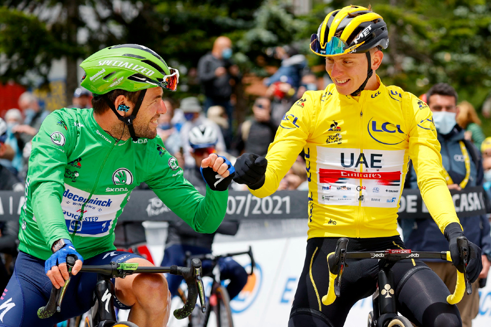 Mark Cavendish y Tadej Pogacar en el inicio de la etapa 16 del Tour de Francia.