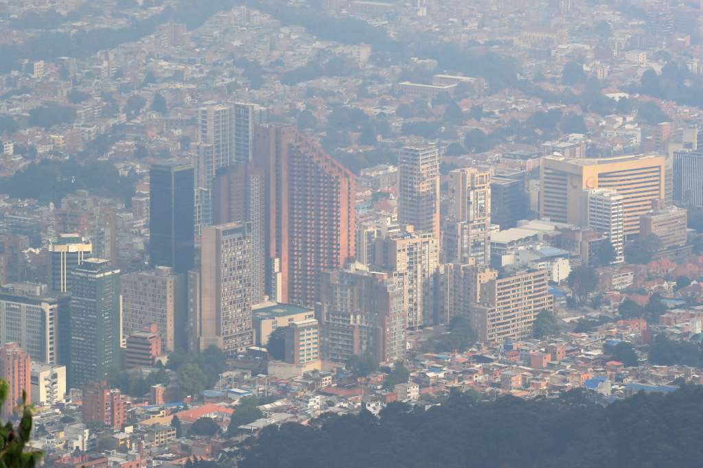 BOG400. BOGOTÁ (COLOMBIA), 27/01/2024.- Vista hoy de edificios del centro bajo una capa de humo producida por los incendios de los cerros orientales, en Bogotá (Colombia). Frente a los incendios que golpean a la capital colombiana, el alcalde Carlos Fernando Galán anunció medidas como una alerta zonal por deterioro de la calidad del aire en el suroccidente de la ciudad, así como extender la medida de pico y placa -que restringe el tránsito de vehículos- a los sábados. EFE/ Carlos Ortega