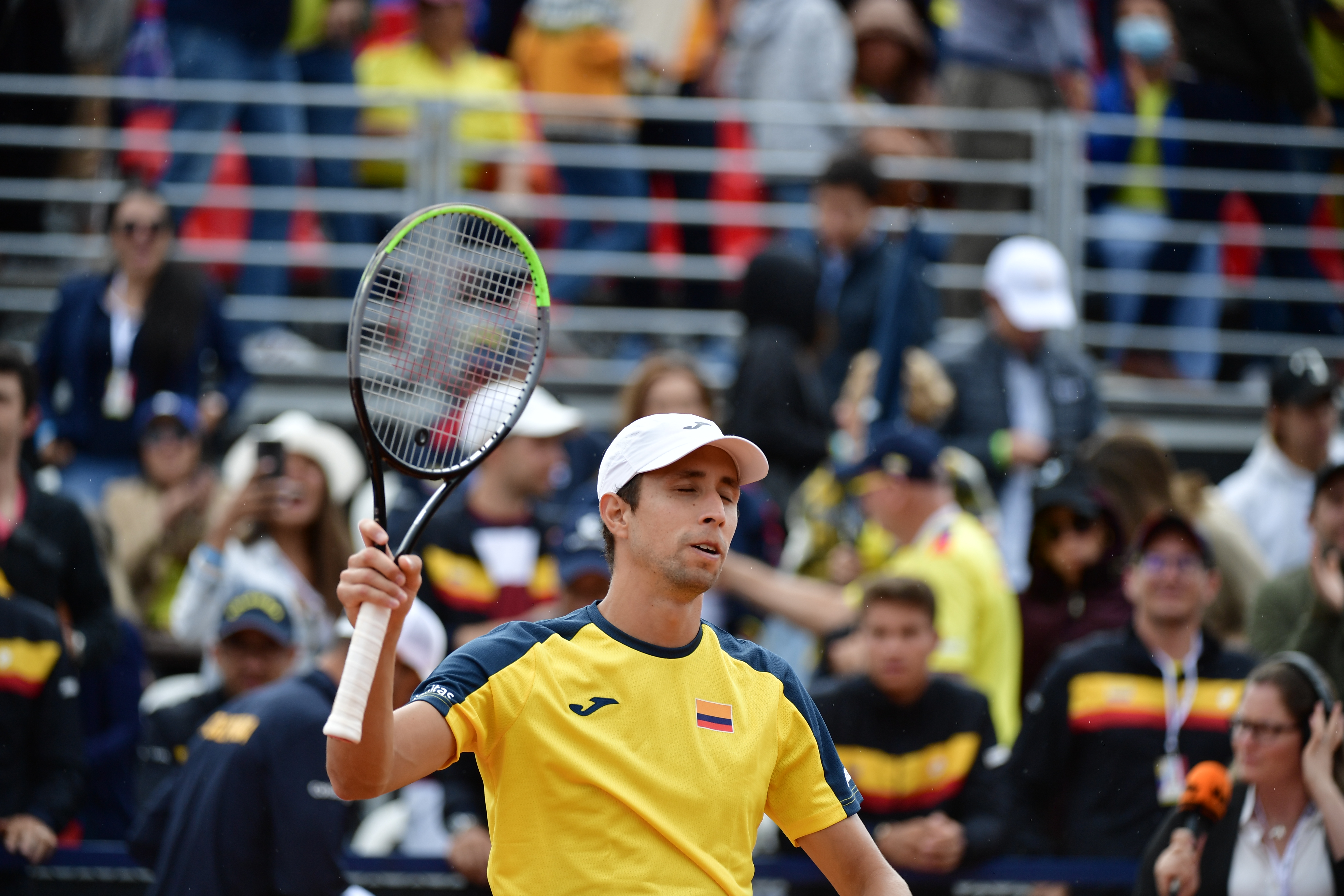 Tenista Colombiano en el partido ante el tenista turco Cem Ilkel, por el segundo punto del Grupo Mundial I de la Copa Davis, llevado a cabo en el Carmel Club de Bogotá.