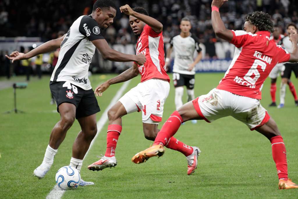 AMDEP3654. SAO PAULO (BRASIL), 15/04/2026.- André Luiz (i) de Corinthians disputa el balón con Luis Palacios (c) y Kilian Toscano de Santa Fe este miércoles, en un partido de la fase de grupos de la Copa Libertadores entre Corinthians e Independiente Santa Fe en el estadio Neo Química Arena en Sao Paulo (Brasil). EFE/ Sebastiao Moreira