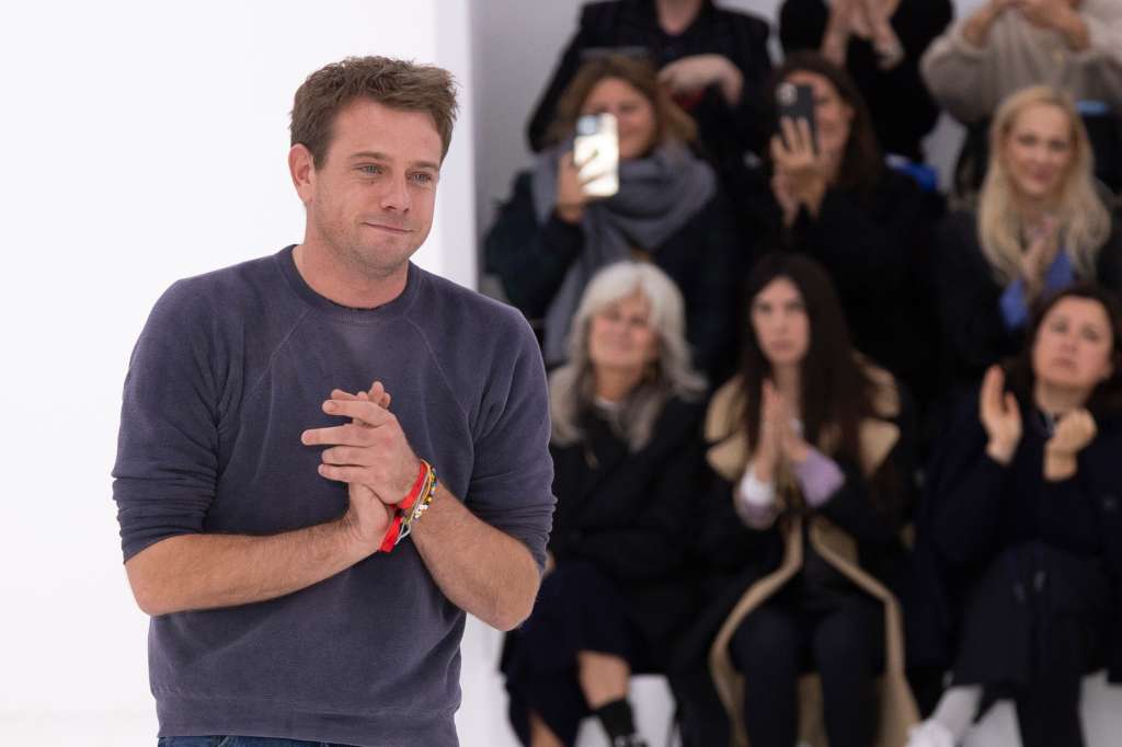 Paris (France), 27/09/2024.- British designer Jonathan Anderson appears on the catwalk at the end of the presentation his Womenswear Spring/Summer 2025 collection for Loewe during the Paris Fashion Week, in Paris, France, 27 September 2024. The presentation of the Women's Ready-To-Wear collections runs from 23 September to 01 October 2024. (Moda, Francia) EFE/EPA/ANDRE PAIN