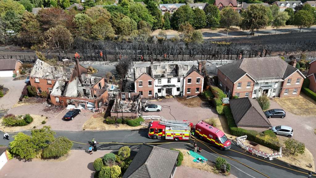 FOTODELDÍA STOURBRIDGE (REINO UNIDO), 14/08/2026.- Imagen aérea tomada con un dron de propiedades dañadas por el fuego en Stourbridge, Gran Bretaña, 14 de agosto de 2026. Los bomberos están combatiendo múltiples incendios en varios lugares de Stourbridge, en la región de West Midlands, por segundo día consecutivo, durante una alerta sanitaria por calor de nivel naranja en la región. EFE/ALEX DODD