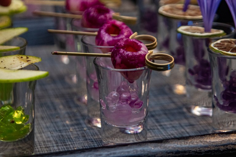 Viva una noche de gastronomía y magia en Bogotá