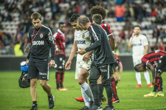 Radamel Falcao salió tras un choque en el partido entre Mónaco y Niza. Foto: Mónaco
