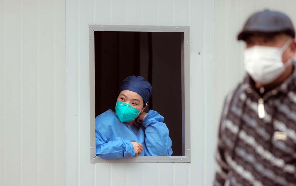 Shanghai (China), 01/03/2023.- An employee stands at the window of a container turned into a Covid-19 fever clinic, in Shanghai, China, 01 March 2023. US Director of the Federal Bureau of Investigation (FBI) Christopher Wray on 28 February said 'the origins of the COVID-19 pandemic likely originated from a lab incident in Wuhan, China.' EFE/EPA/ALEX PLAVEVSKI
