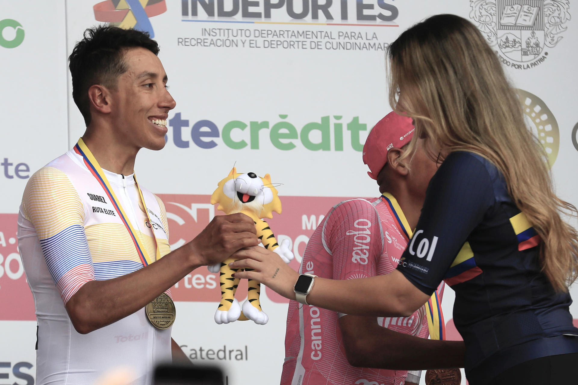 AMDEP1075. ZIPAQUIRÁ (COLOMBIA), 08/02/2026.- El ciclista colombiano Egan Bernal (i) del equipo Ineos recibe la medalla de oro tras ganar el Campeonato Nacional de Ruta Sistecrédito 2026 en Zipaquirá (Colombia). Bernal se impuso en la subida final de los campeonatos nacionales de ruta de Colombia a Iván Ramiro Sosa y se coronó bicampeón de esta competencia. EFE/ Carlos Ortega