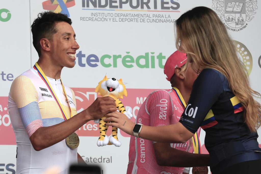 AMDEP1075. ZIPAQUIRÁ (COLOMBIA), 08/02/2026.- El ciclista colombiano Egan Bernal (i) del equipo Ineos recibe la medalla de oro tras ganar el Campeonato Nacional de Ruta Sistecrédito 2026 en Zipaquirá (Colombia). Bernal se impuso en la subida final de los campeonatos nacionales de ruta de Colombia a Iván Ramiro Sosa y se coronó bicampeón de esta competencia. EFE/ Carlos Ortega