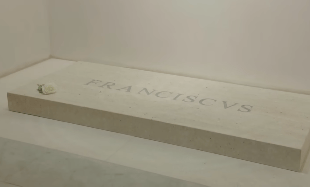 Algunos señalan que la inscripción en la tumba del papa presenta una leve desarmonía en la forma en que está escrito su nombre en latín.