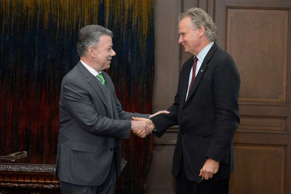 Wade Davis, además de canadiense, tiene ciudadanía colombiana. Acá con el expresidente Juan Manuel Santos. / Archivo