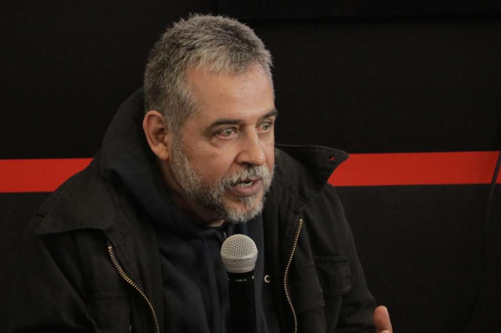 Mario Mendoza durante la charla sobre "Leer es resistir", su más reciente publicación. El espacio de El Espectador en Corferias se encuentra ubicado en el pabellón 17 stand 1409.
