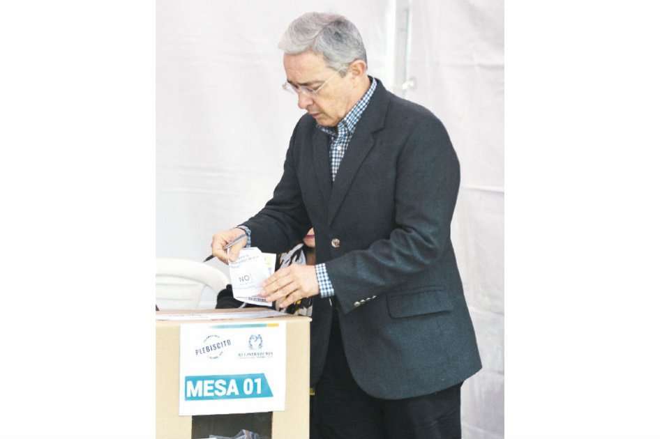 El senador Álvaro Uribe cumplió este domingo su cita en las urnas. / Mauricio Alvarado