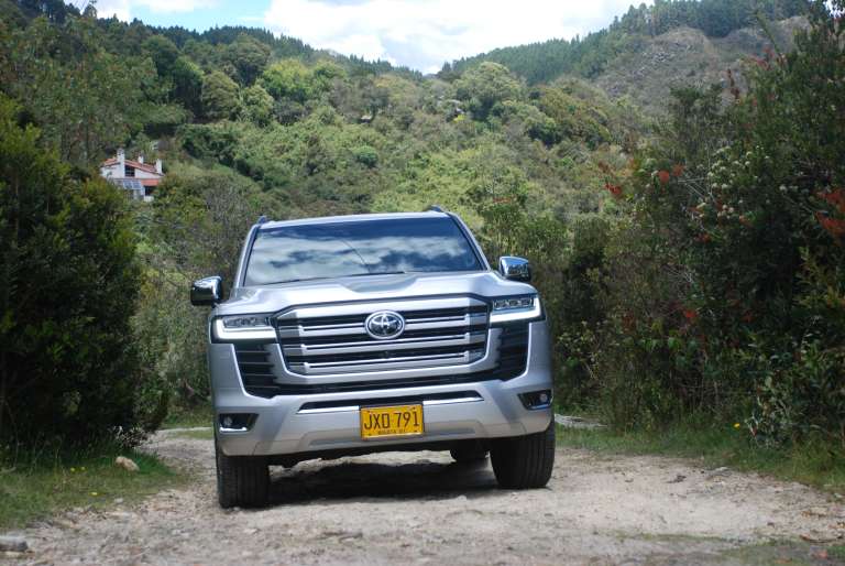 Equipa un motor que viene en gasolina y diésel, doble turbo, de 3.6 litros, seis cilindros, y esta versión la ZX, la más equipada y la que estuvo a prueba, es capaz de generar los totalmente palpables 409 caballos de potencia a 5.200 rpm.